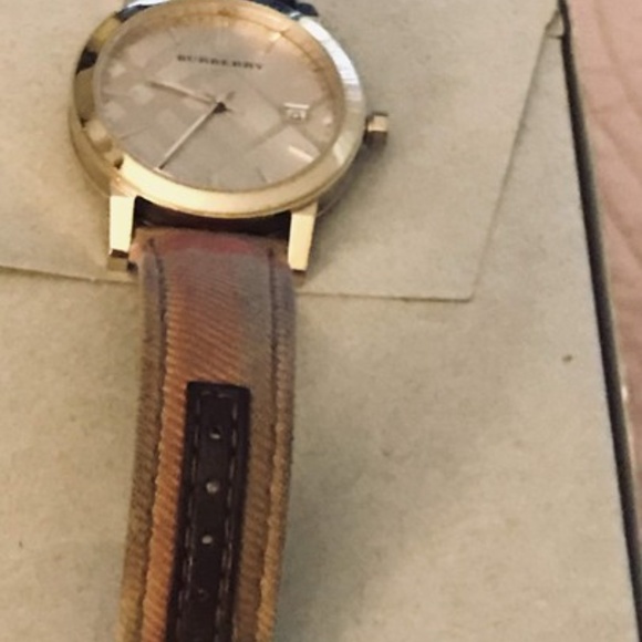 Classic Burberry Unisex Gold Watch - Picture 4 of 8